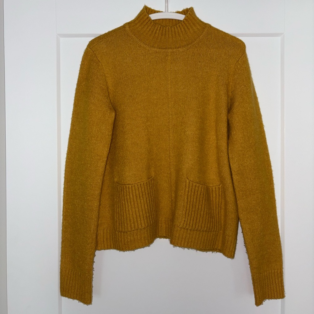 Yellow mock-neck sweater with 2 front pockets
